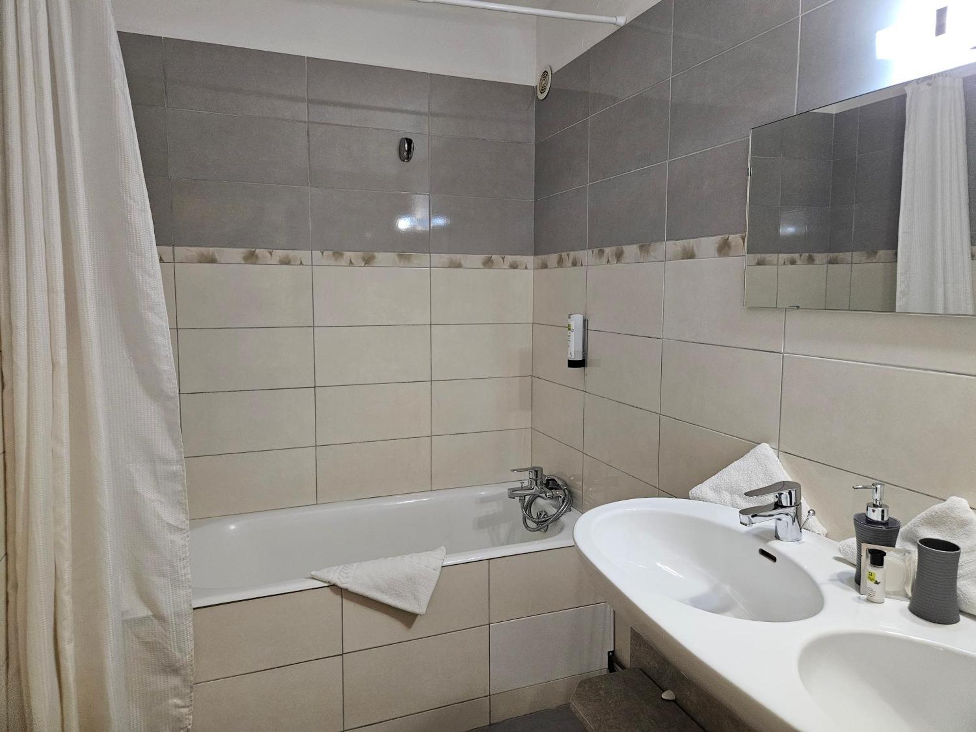 Hotel Le Mont Barral Creyers エクステリア 写真