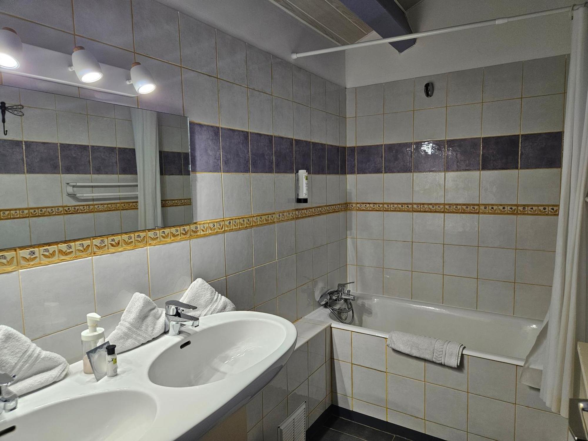 Hotel Le Mont Barral Creyers エクステリア 写真